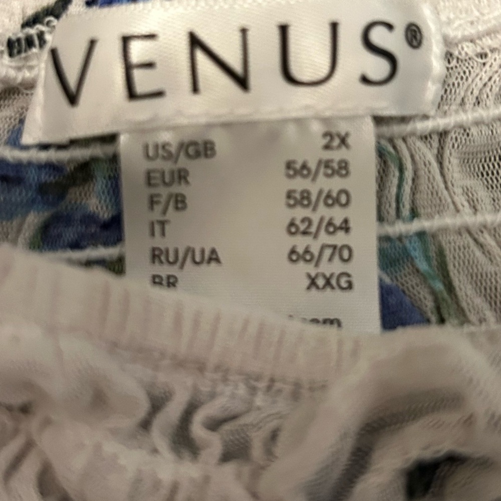 Venus Floral Blue and White Women's Top 2x - Picture 2 of 2